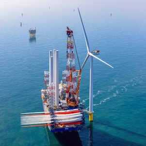 Plaatsing van de eerste windturbine van Ecowende-windpark Hollandse Kust West, 30 mei 2026 (Foto: Flying Focus)