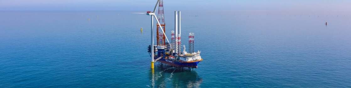 De foto toont het plaatsen van de eerste Ecowende-windturbine, 30 mei 2026 (Foto: Flying Focus)