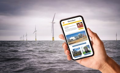 Windturbines op zee en een mobiel in de hand met meer verhalen