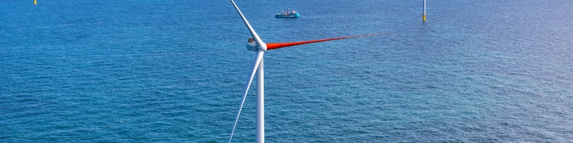 Rood rotorblad op een van de windturbines van Ecowende, 6 juni 2026 (Foto: Ecowende/Flying Focus)