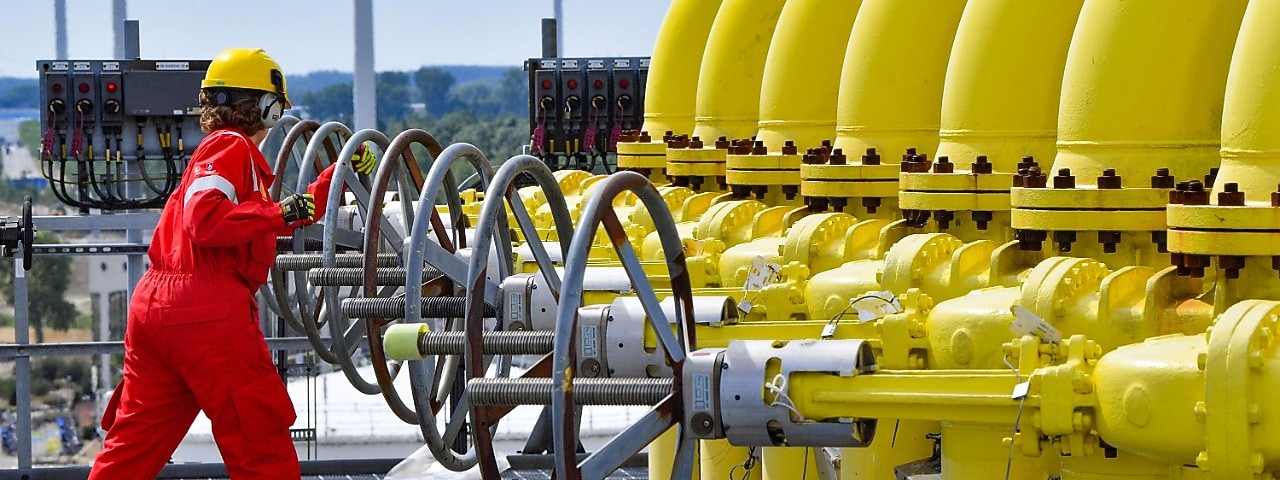 Een medewerker van Shell Chemicals Park Moerdijk draait een pijpleiding dicht (Foto: Ernst Bode)