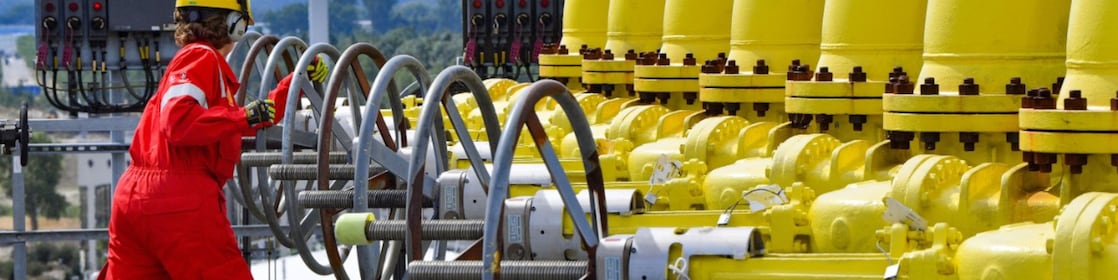 Een medewerker van Shell Chemicals Park Moerdijk draait een pijpleiding dicht (Foto: Ernst Bode)