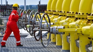 Een medewerker van Shell Chemicals Park Moerdijk draait een pijpleiding dicht (Foto: Ernst Bode)