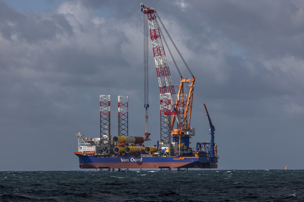 Het plaatsen van een van de laatste monopalen van Hollandse Kust West (Ecowende), 9 april 2026 (Foto: Mat Zwart Fotografie)
