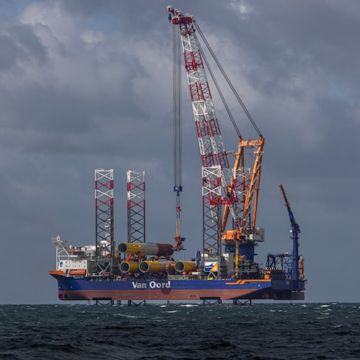 Het plaatsen van een van de laatste monopalen van Hollandse Kust West (Ecowende), 9 april 2026 (Foto: Mat Zwart Fotografie)