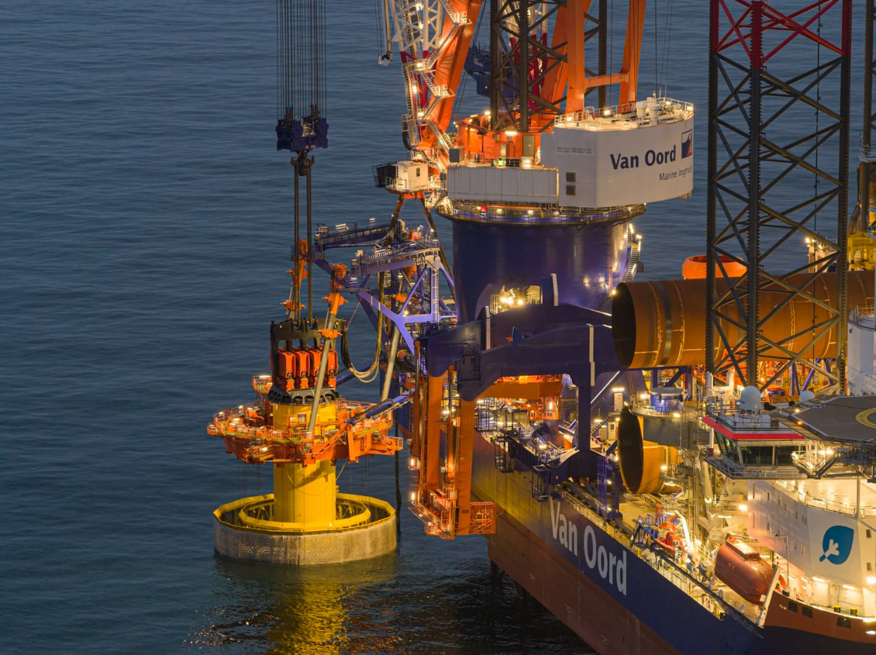 Het plaatsen van een van de laatste monopalen van Hollandse Kust West (Ecowende) met de VibroJet-techniek door Van Oord, 9 april 2026 (Foto: Mat Zwart Fotografie)