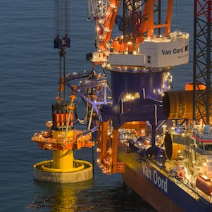 Het plaatsen van een van de laatste monopalen van Hollandse Kust West (Ecowende) met de VibroJet-techniek door Van Oord, 9 april 2026 (Foto: Mat Zwart Fotografie)