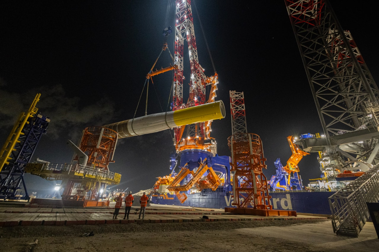 Het laden van materiaal voor Hollandse Kust West (Ecowende) door Van Oord, 9 april 2026 (Foto: Mat Zwart Fotografie)