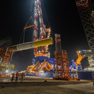 Het laden van materiaal voor Hollandse Kust West (Ecowende) door Van Oord, 9 april 2026 (Foto: Mat Zwart Fotografie)