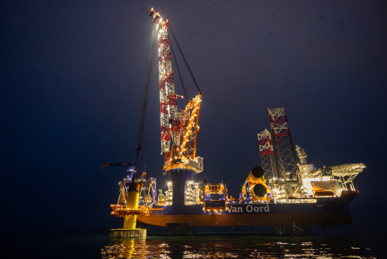 Het plaatsen van een van de laatste monopalen van Hollandse Kust West (Ecowende) met de VibroJet-techniek door Van Oord, 9 april 2026 (Foto: Mat Zwart Fotografie)