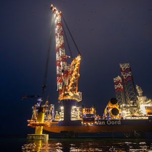 Het plaatsen van een van de laatste monopalen van Hollandse Kust West (Ecowende) met de VibroJet-techniek door Van Oord, 9 april 2026 (Foto: Mat Zwart Fotografie)