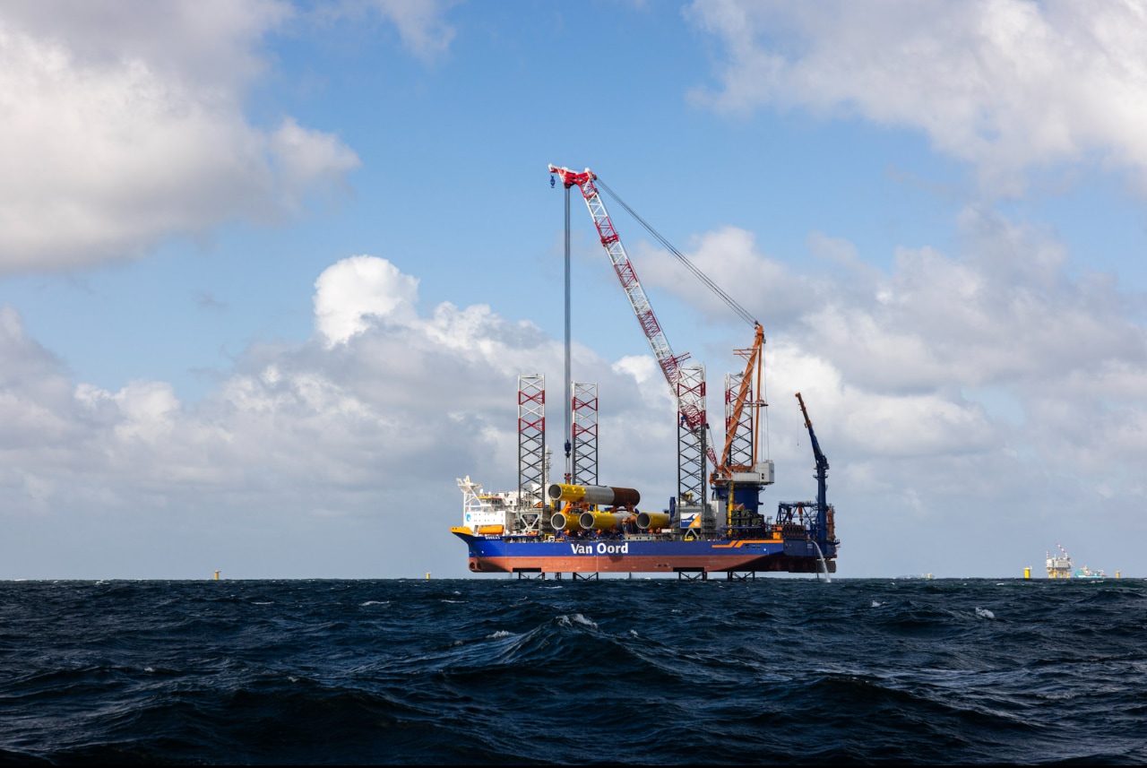 Het plaatsen van een van de laatste monopalen van Hollandse Kust West (Ecowende) door Van Oord, 9 april 2026 (Foto: Mat Zwart Fotografie)