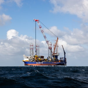 Het plaatsen van een van de laatste monopalen van Hollandse Kust West (Ecowende) door Van Oord, 9 april 2026 (Foto: Mat Zwart Fotografie)