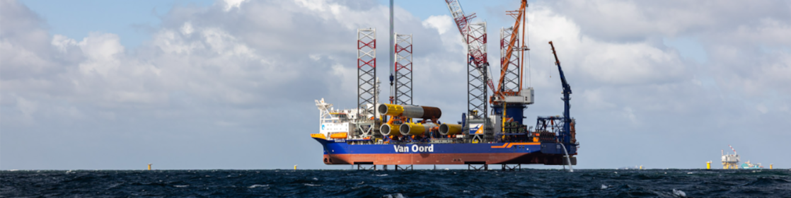 Het plaatsen van een van de laatste monopalen van Ecowende, 9 april 2026 (Foto: Mat Zwart Fotografie)