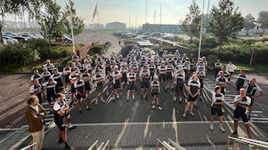 Shell-ers in sportoutfit klaar voor de start op 14 september, sporten voor het Sophia Kinderziekenhuis (Foto: Shell Pernis)