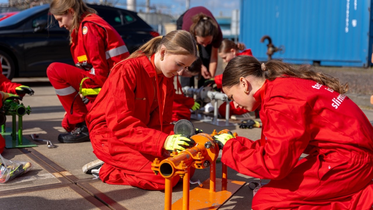 Girls' Day Pernis, 14 april 2026. Aan het werk met brilflenzen (Foto: Adriaan Schep)