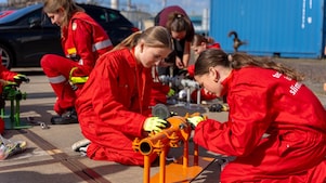 Girls' Day Pernis, 14 april 2026. Aan het werk met brilflenzen (Foto: Adriaan Schep)