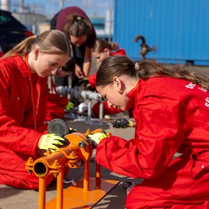 Girls' Day Pernis, 14 april 2026. Aan het werk met brilflenzen (Foto: Adriaan Schep)