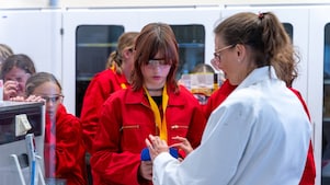 Girls' Day Pernis, 14 april 2026. Aan het werk in het lab (Foto: Adriaan Schep)
