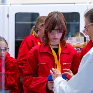 Girls' Day Pernis, 14 april 2026. Aan het werk in het lab (Foto: Adriaan Schep)
