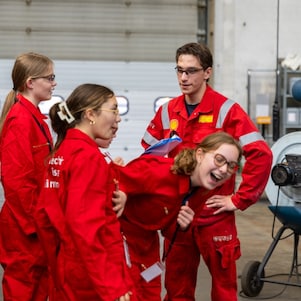 Girls' Day Pernis, 14 april 2026. Lachen in de Centrale Werkplaats (Foto: Adriaan Schep)