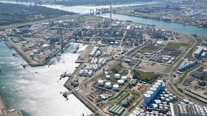 Shell Pernis vanuit de lucht (Foto: Shell Nederland)