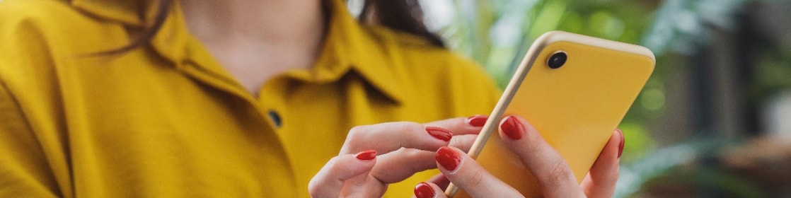 Vrouw met mobiele telefoon