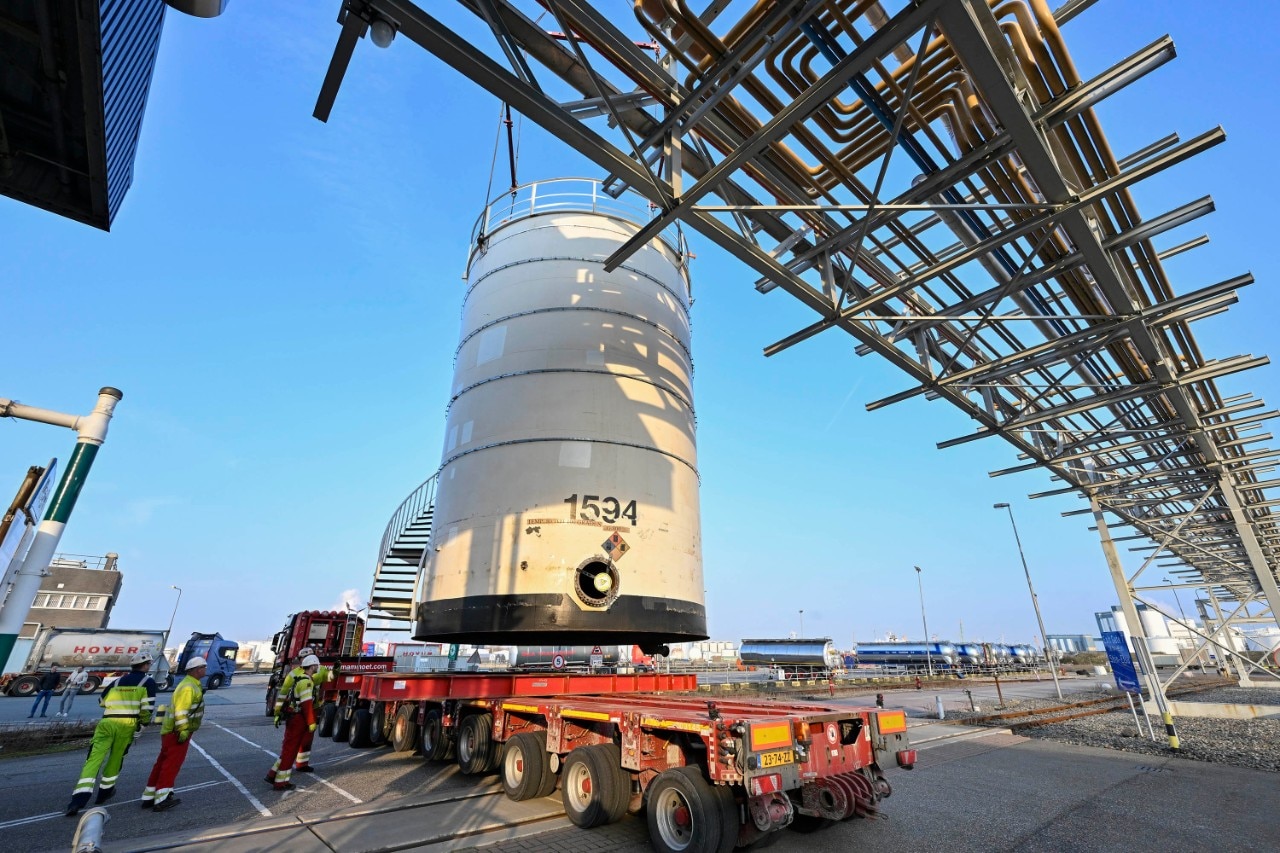 Voor het ritje naar de haven van Shell Pernis wordt de opslagtank een stukje met een vrachtwagen gereden (Foto: Ernst Bode)