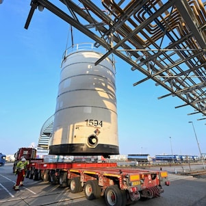Voor het ritje naar de haven van Shell Pernis wordt de opslagtank een stukje met een vrachtwagen gereden (Foto: Ernst Bode)