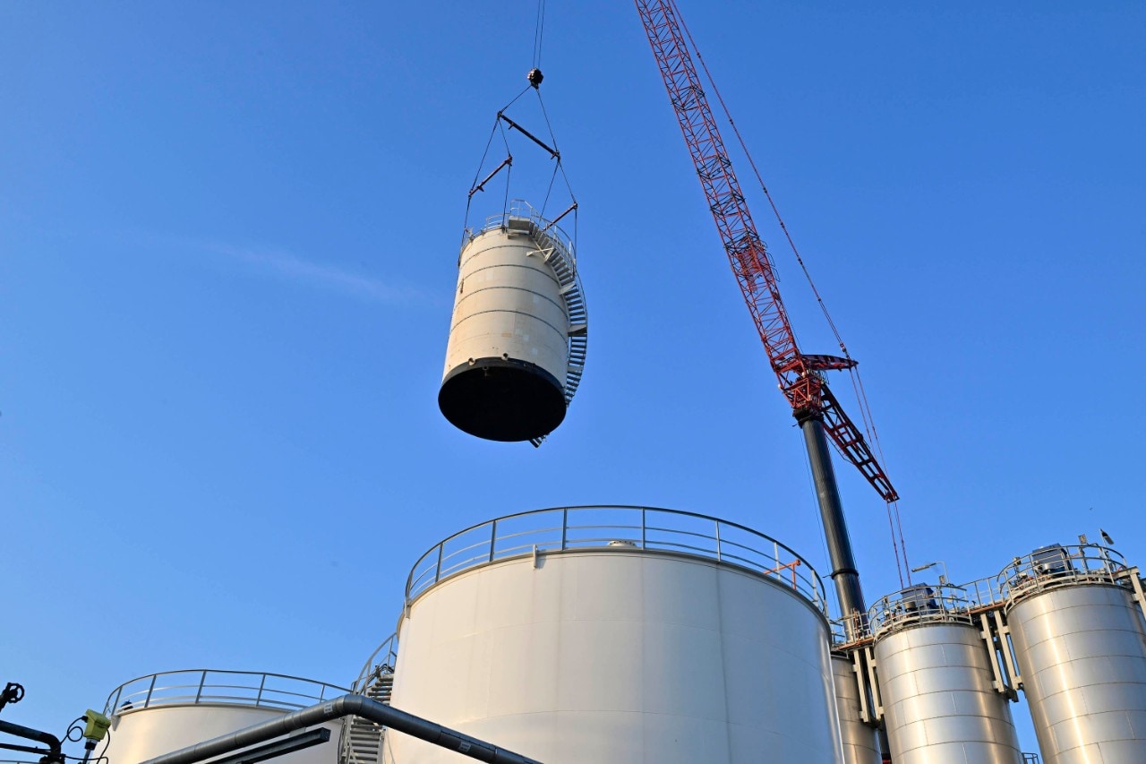 De opslagtank zweeft even hoog boven de andere opslagtanks (Foto: Ernst Bode)