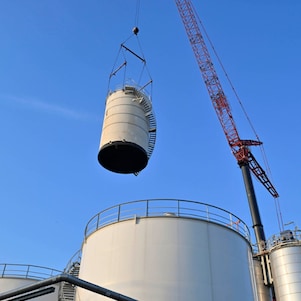 De opslagtank zweeft even hoog boven de andere opslagtanks (Foto: Ernst Bode)