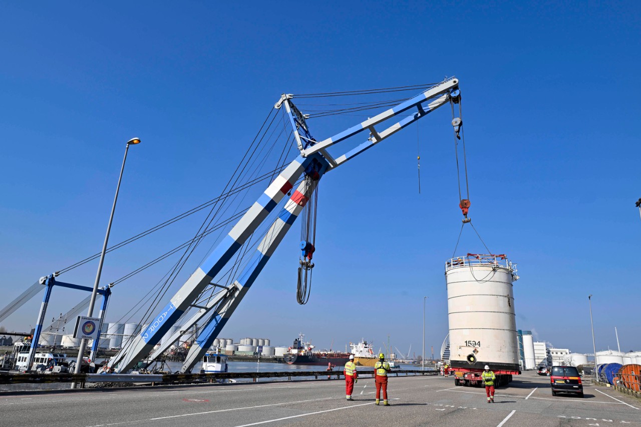 De Matador 2-drijvende hijskraan ontfermt zich over de opslagtank (Foto: Ernst Bode)