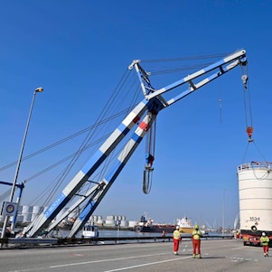 De Matador 2-drijvende hijskraan ontfermt zich over de opslagtank (Foto: Ernst Bode)