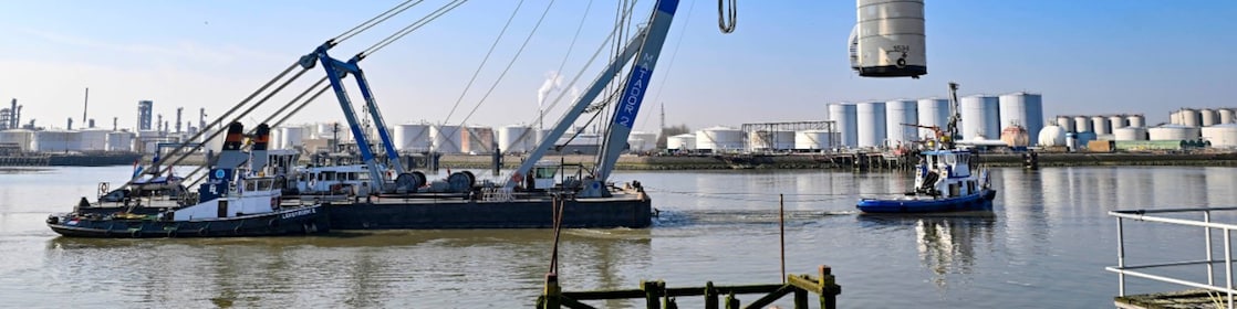 De Mammoet Matador onderweg met de opslagtank naar het onderhoudsbedrijf (Foto: Ernst Bode)