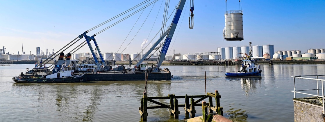 The storage tank transported by the Matador 2 floating crane on the Nieuwe Maas river, accompanied by a tug boat (Photo: Ernst Bode)