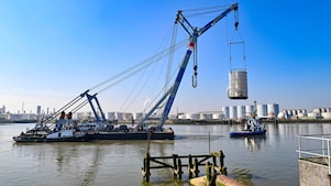 De Mammoet Matador onderweg met de opslagtank naar het onderhoudsbedrijf (Foto: Ernst Bode)