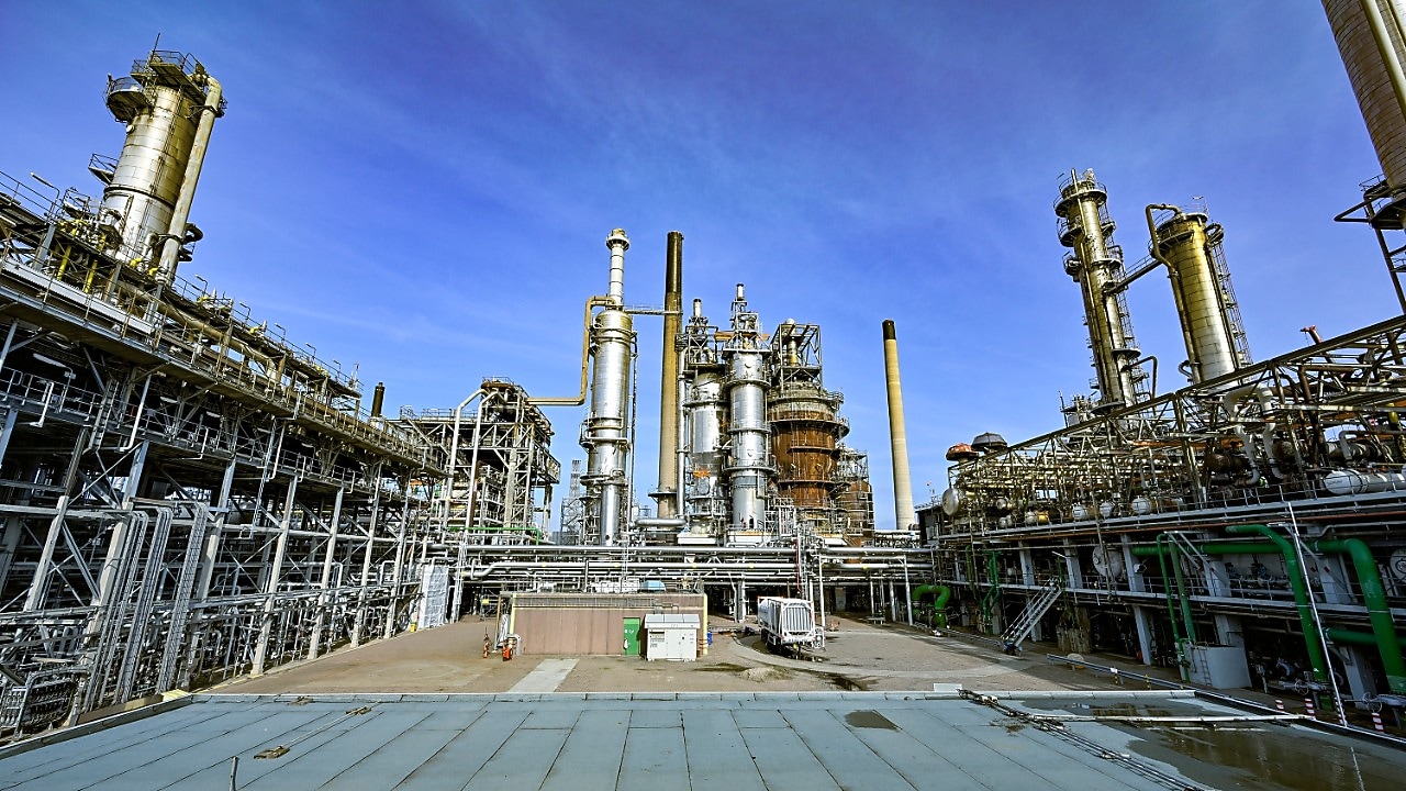 Breedbeeldzicht op de cat cracker van Shell Pernis, februari 2026 (Foto: Ernst Bode)