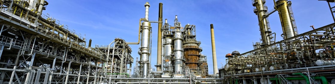 Breedbeeldzicht op de cat cracker van Shell Pernis, februari 2026 (Foto: Ernst Bode)