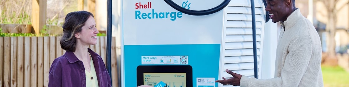 Man en vrouw bij de Shell Recharge-lader (Foto: Shell International)