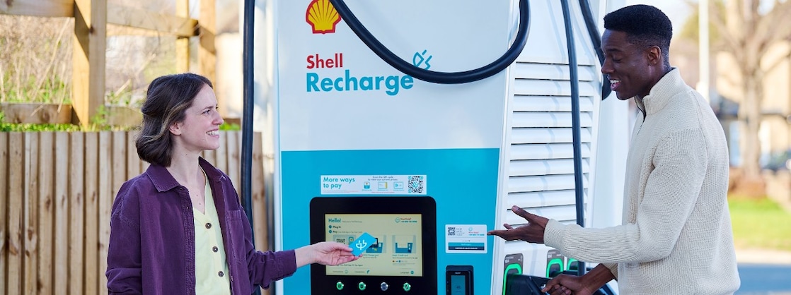 Man en vrouw bij de Shell Recharge-lader (Foto: Shell International)
