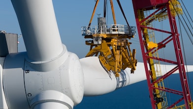 Het plaatsen van windturbinebladen bij CrossWind-windpark Hollandse Kust Noord (Foto: MatZwart Fotografie)