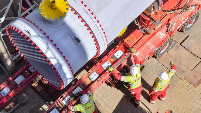 Transport van een nieuw onderdeel voor de MLO-fabriek van Shell Chemicals Park Moerdijk, april 2026 (Foto: Ernst Bode)