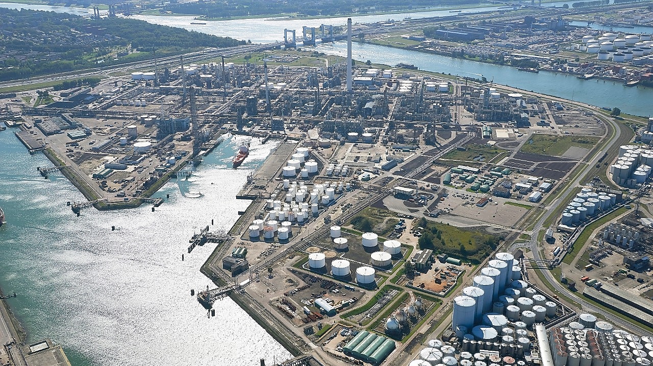 Shell Pernis vanuit de lucht (Foto: Shell Nederland)