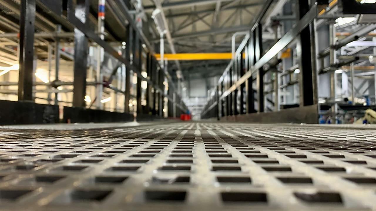 Het gangpad in de hal van de elektrolysers van de Holland Hydrogen 1 (Foto: Wendel Broere/Shell Nederland)