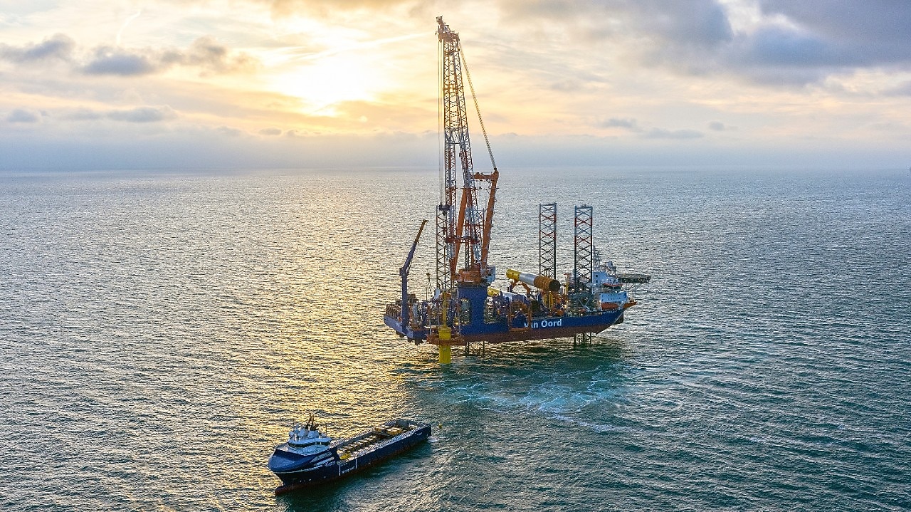 Installatie van de eerste monopile van Hollandse Kust West (Ecowende) (Foto: Van Oord)