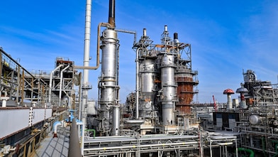 Zicht op de cat cracker van Shell Pernis, februari 2026 (Foto: Ernst Bode)