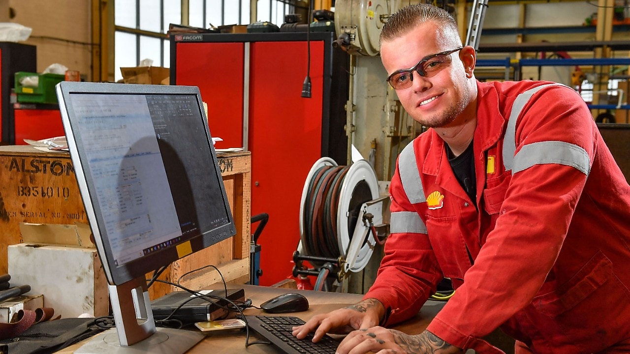 Stefan de Visser in de Centrale Werkplaats van Shell Pernis (Foto: Ernst Bode)