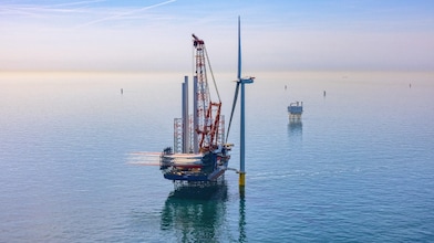 De foto toont het plaatsen van de eerste Ecowende-windturbine, 30 mei 2026 (Foto: Flying Focus)