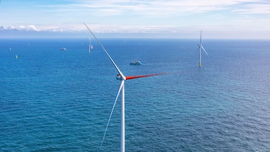 Rood rotorblad op een van de windturbines van Ecowende, 6 juni 2026 (Foto: Ecowende/Flying Focus)