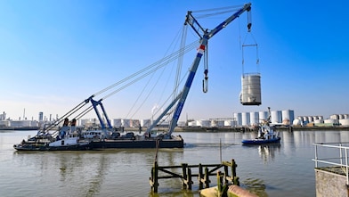 De Mammoet Matador onderweg met de opslagtank naar het onderhoudsbedrijf (Foto: Ernst Bode)